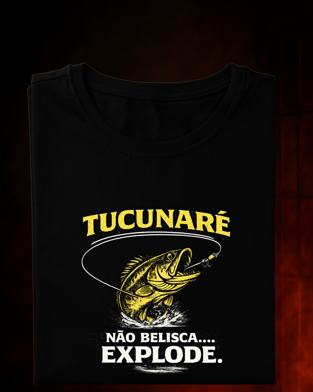 Camiseta Explosão do Tucunaré mockup branca detalhe - Smokey Wear