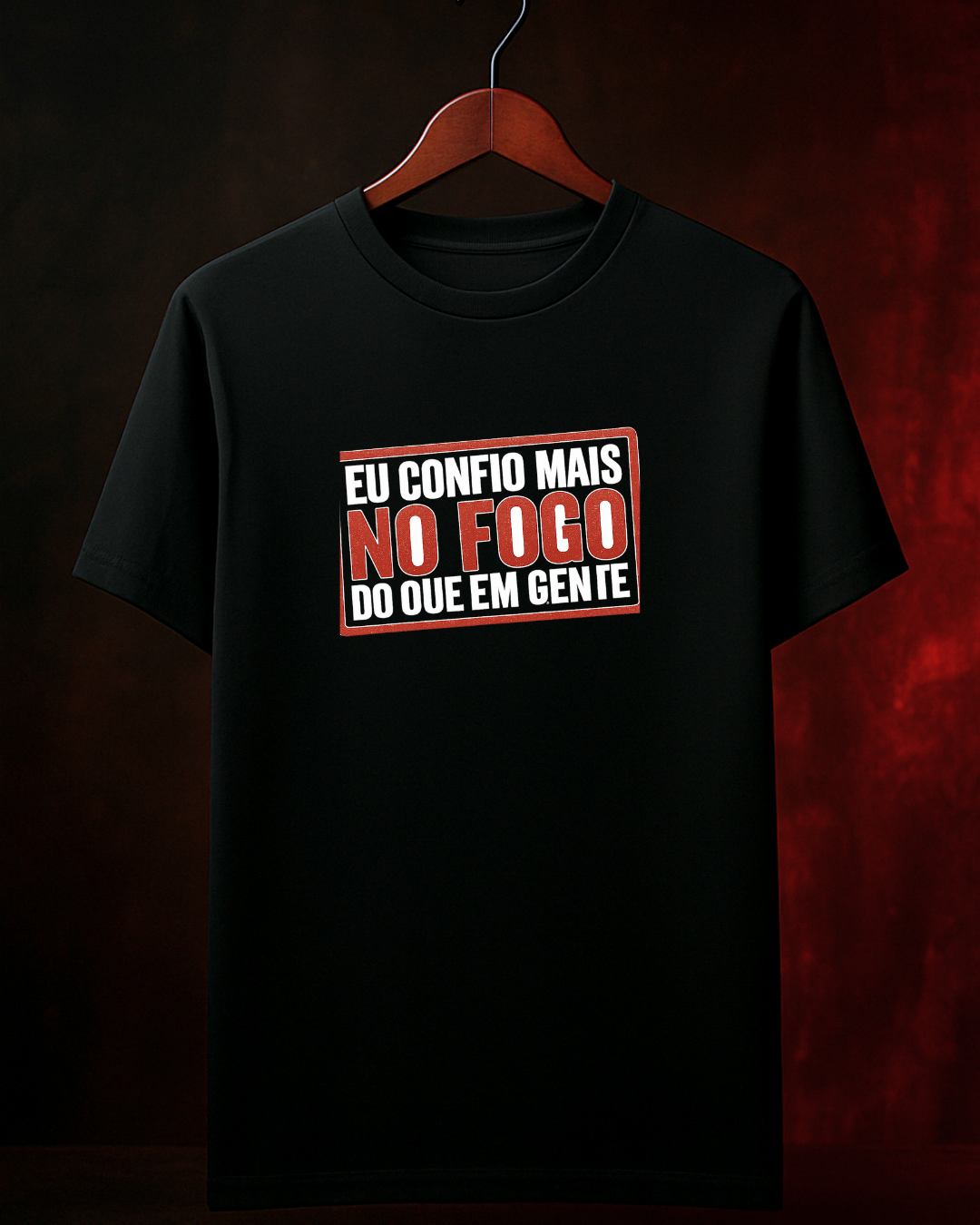 Camiseta Fé no Fogo Preta modelo feminino detalhe - Smokey Wear