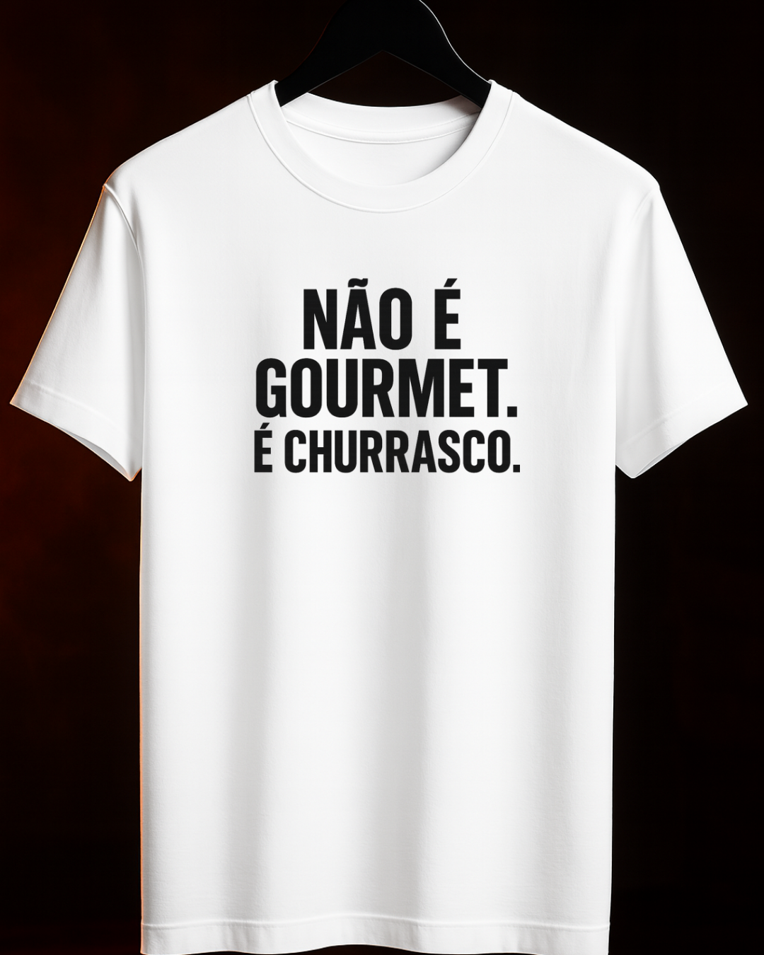 Camiseta É Churrasco Branca modelo detalhe estampa - Smokey Wear