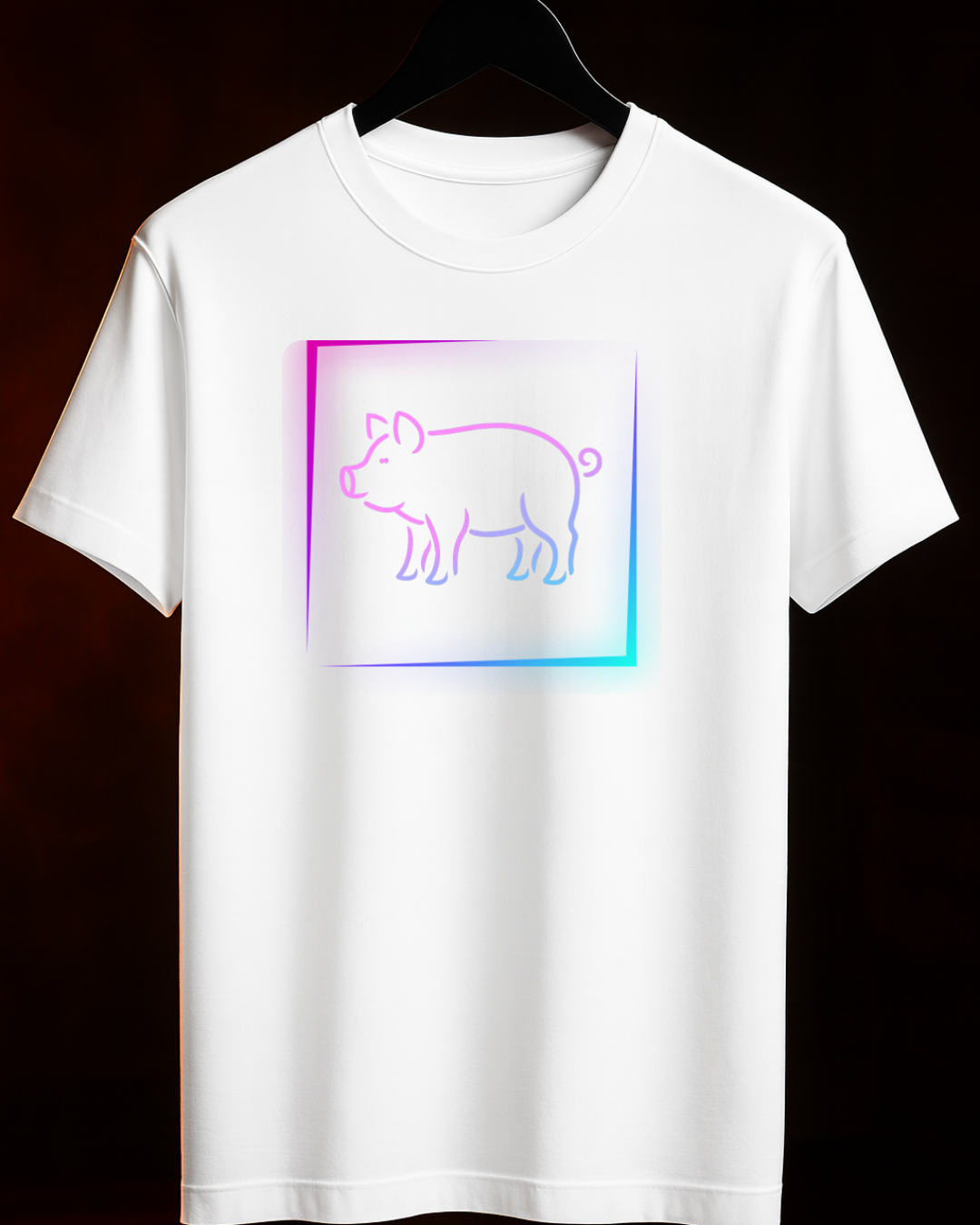 CAMISETA "NEON SWINE" — Coleção Pig Nation | Preta ou Branca | 100% Algodão | Tamanhos ao 4G